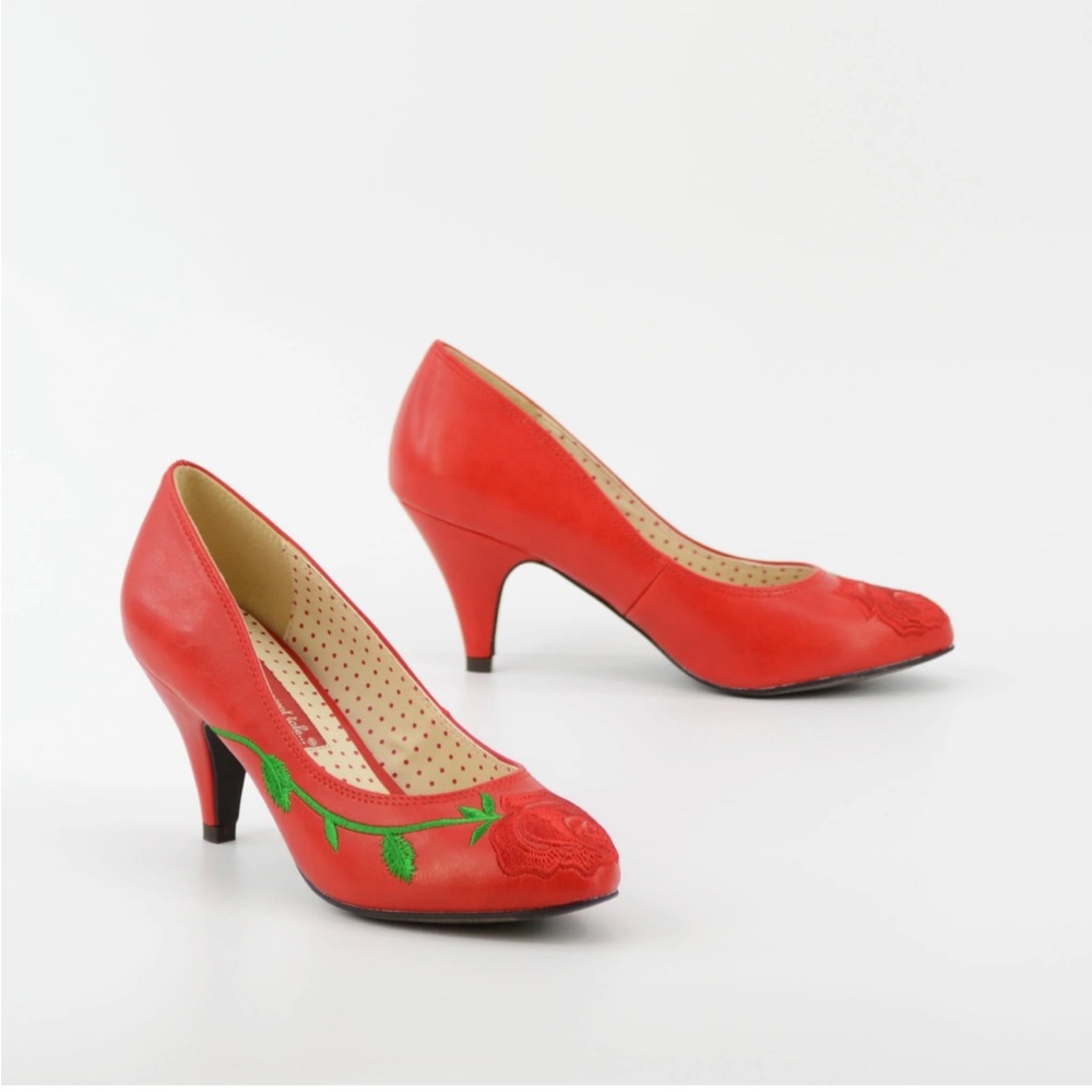 Unique Vintage Red Rose Embroidered Heels Size 7.5 B.A.I.T Footwear